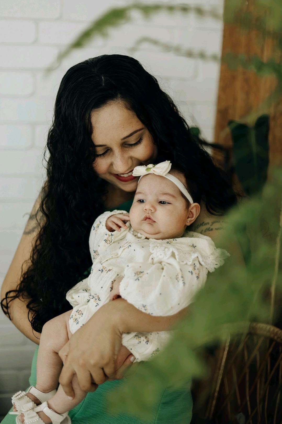 Josiane Souza sorrindo com um bebê no colo